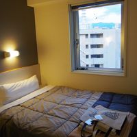 狭いですが、窓の開閉が出来るので圧迫感は軽減されます。