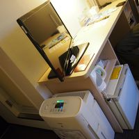 新しくキレイな空気清浄機、冷蔵庫、湯沸かしポット、マグカップ