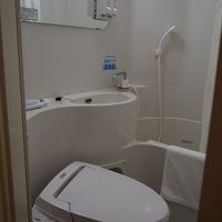 トイレも清潔。　狭いですが、１Fのお風呂に行けば問題なし。