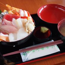 海鮮丼にはお汁もつきますよ