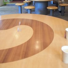 大きなテーブルでゆったり出来ます。