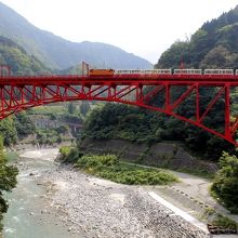 新山彦橋を渡るトロッコ電車