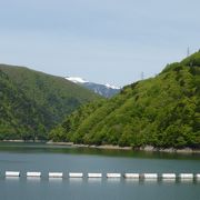 乗鞍岳 --- 岐阜県と長野県の県境。「梓湖」の先に見える山々です。いつか行ってみたいですねぇ～。