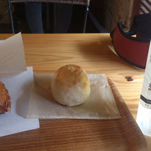 カレーパンです。中にゆで卵が入ってます。