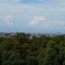 上からの景色　向こうのほうに琵琶湖が見えます。