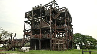 木造の『展望ビックジャングルジム』が目を引く“山の上展望公園”