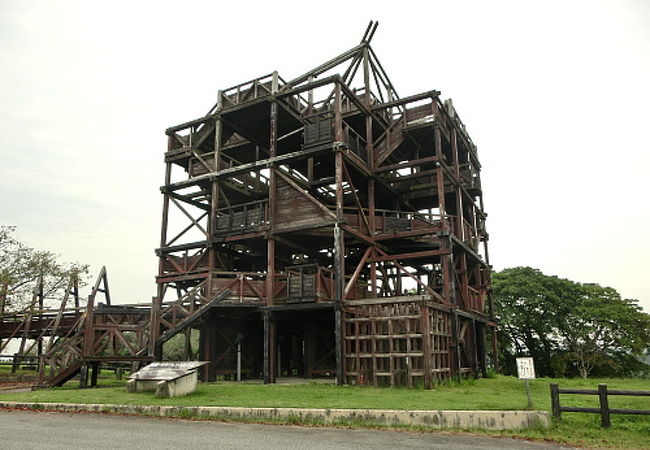 木造の『展望ビックジャングルジム』が目を引く“山の上展望公園”