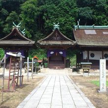 社が岡山県重要文化財です。