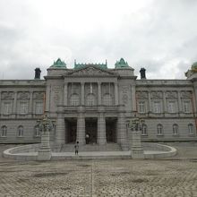 建物正面。　全体を入れるとすっごく小さくなってしまう〜〜