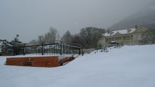 基坂を登ったところに有ります