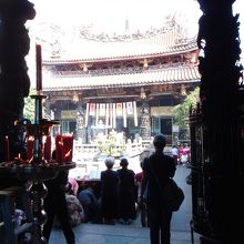 境内は混雑しています。