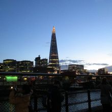 ビルのライトアップ