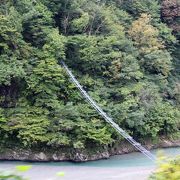 宇奈月湖に架かるはしご橋