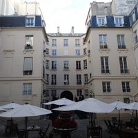 朝食会場のレストランから中庭を見る