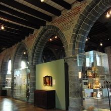 ゆったりと展示してあります