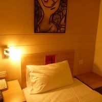 部屋は若干狭い。