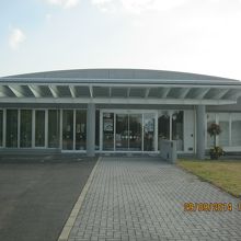 正面入り口の様子です。