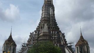 朝一番の観光がお薦めです。