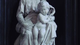 イタリア以外では珍しいミケランジェロの聖母像があります。　聖母教会