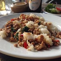 ２日目の遅い夕食はホテルレストランでガパオ