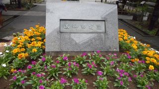 子供は遊具、お年寄りは健康用具、そして大人は喫煙所