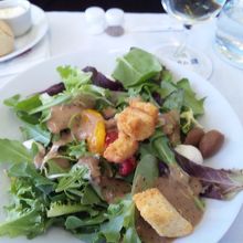 夕飯の機内食の一部です。この後はお寿司でした。