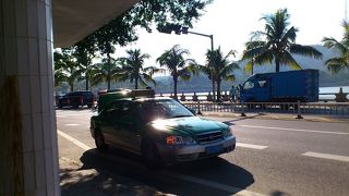 緑のタクシーが町中に走っていて便利です