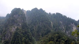 黒部峡谷の垂直に切り立った峻険な岩山