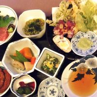 初日の夕食。右上に大島名物=椿の花の天ぷら!!他に明日葉も。