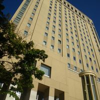 どっしりとしている高層ホテルです