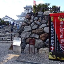 石階段を上っていくとすぐです。