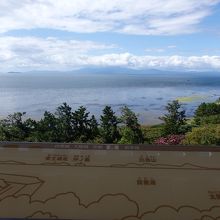 天守閣からは、琵琶湖の島や向こう岸の山々も一望できる