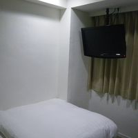 大きな液晶テレビがぶら下がっています