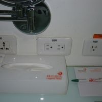 このコンセントの数は！！！ほかにも一杯あります