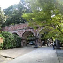 南禅寺の境内の端っこにあります。