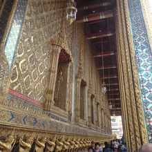 建物の装飾の美しさには目を奪われます