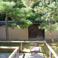 非公開ですが、参道は入れます。