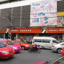 ラチャプラロップ通り