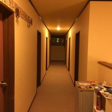 廊下、部屋の声は聞こえます