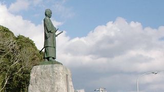 山肌に沿って大きな像が室戸の海を見ています