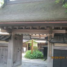 青柳家の正門である薬医門です。