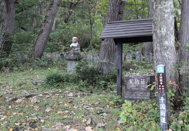 西国33番,秩父34番,坂東33番を模した百体の観音像