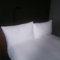 部屋は狭いですが、ベッドだけは大きくてGOOD