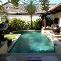 プールの水はきれい。昼はそれほど冷たくなく気持ちがいい