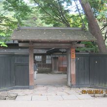 通りに面した正門です。