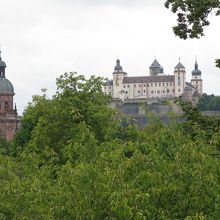 遠くに　マリエンベルク要塞