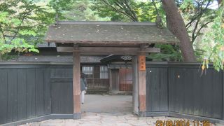 武家屋敷通りに面しています。