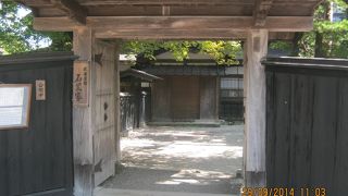 武家屋敷通りに面した上級武士の屋敷です。