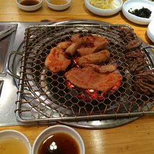 右にカルビ、上にテッチャン、手前がミノ