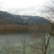 大正池の水もに映る峰々